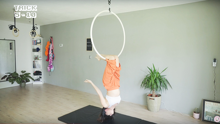 aerial hoop - knee hang