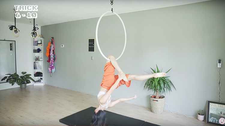 aerial hoop - single knee hang