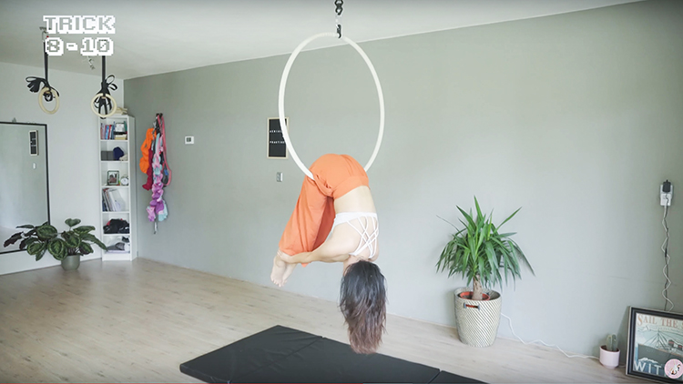aerial hoop - Hip hold